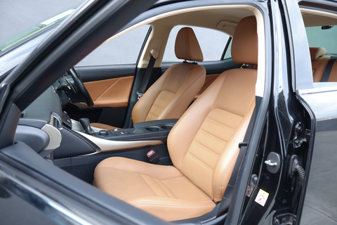 (RENT) Lexus IS200T Executive