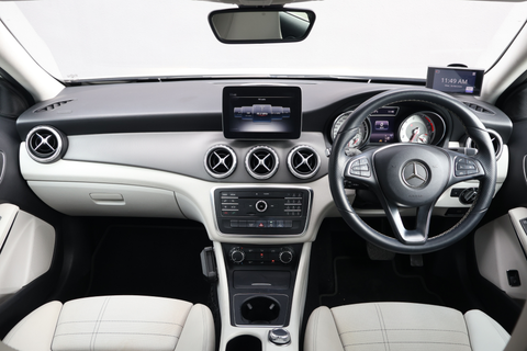 (RENT) Mercedes-Benz GLA Class GLA180