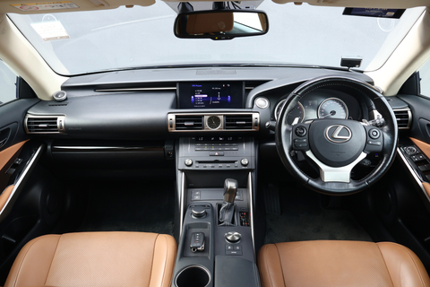 (RENT) Lexus IS200T Executive