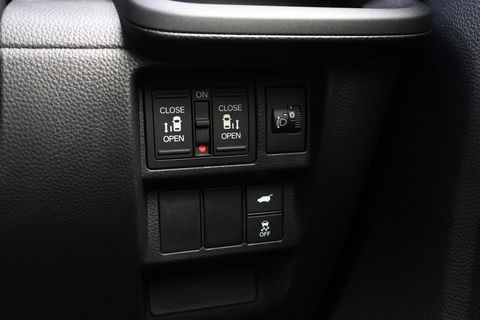 Honda Stepwgn Hybrid Spada 2.0A e-HEV