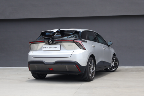 MG 4 Electric Trophy LR