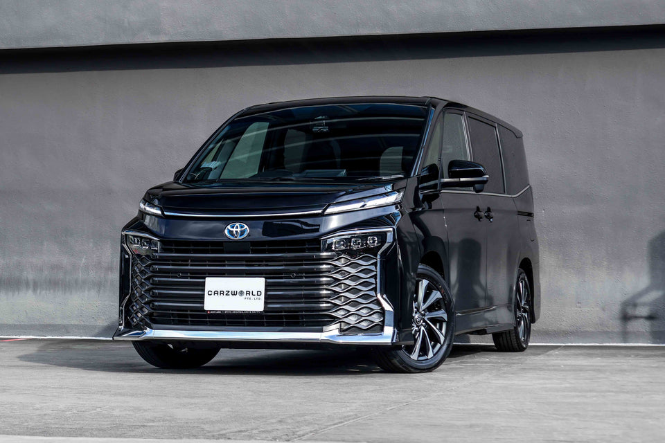 トヨタ　VOXY ファイル:Toyota VOXY HYBRID ZS (DAA-ZWR80W-BPXSB) rear.jpg