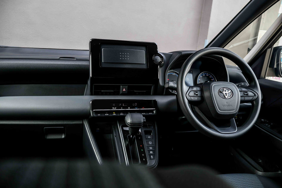 noahちゃん７点 NEW Toyota Noah Hybrid 1.8X | CarZ World Singapore - CarZ