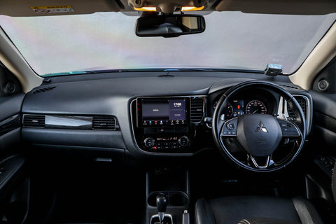 car interior - sell used mitsubishi outlander 2015 facelift singapore