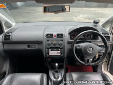 (RENT) Volkswagen Touran 1.4A Sunroof