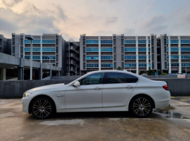 (LEASE) BMW 520I 2.0L AT